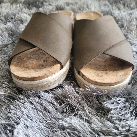 Sandal - Picture 2 of 5